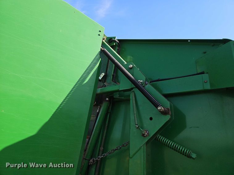 image for item EB8357 John Deere 466 round baler