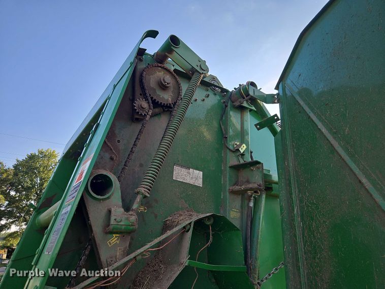 image for item EB8357 John Deere 466 round baler