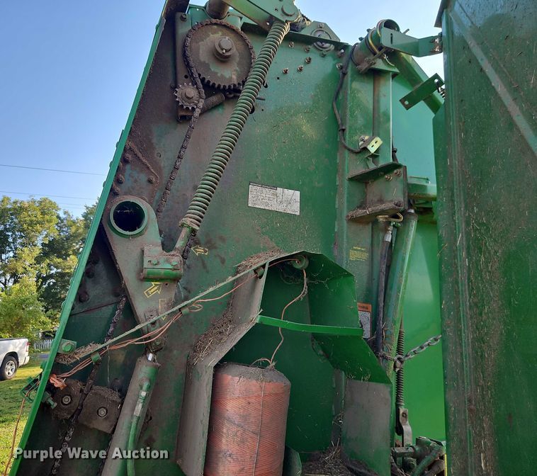 image for item EB8357 John Deere 466 round baler