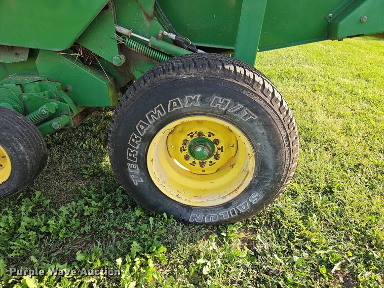 image for item EB8357 John Deere 466 round baler