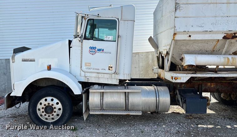 image for item ED2257 2000 Kenworth T800 fertilizer delivery truck