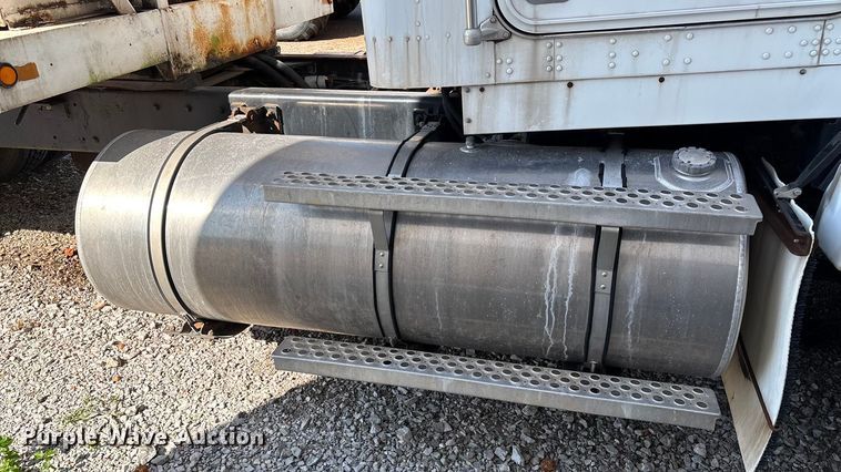 image for item ED2257 2000 Kenworth T800 fertilizer delivery truck