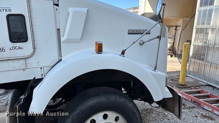 image for item ED2257 2000 Kenworth T800 fertilizer delivery truck