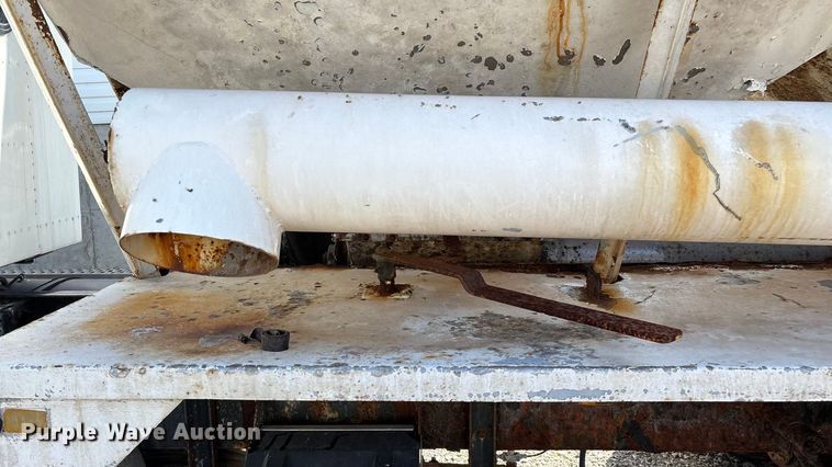 image for item ED2257 2000 Kenworth T800 fertilizer delivery truck