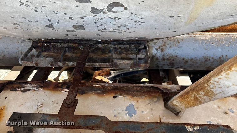 image for item ED2257 2000 Kenworth T800 fertilizer delivery truck