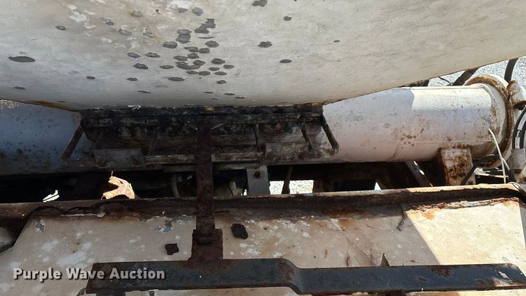 image for item ED2257 2000 Kenworth T800 fertilizer delivery truck