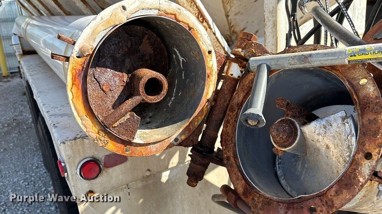 image for item ED2257 2000 Kenworth T800 fertilizer delivery truck