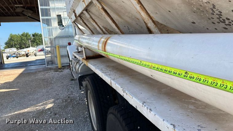 image for item ED2257 2000 Kenworth T800 fertilizer delivery truck