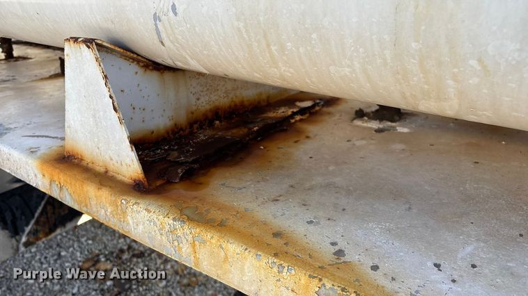 image for item ED2257 2000 Kenworth T800 fertilizer delivery truck