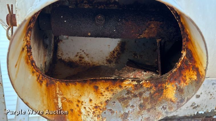 image for item ED2257 2000 Kenworth T800 fertilizer delivery truck