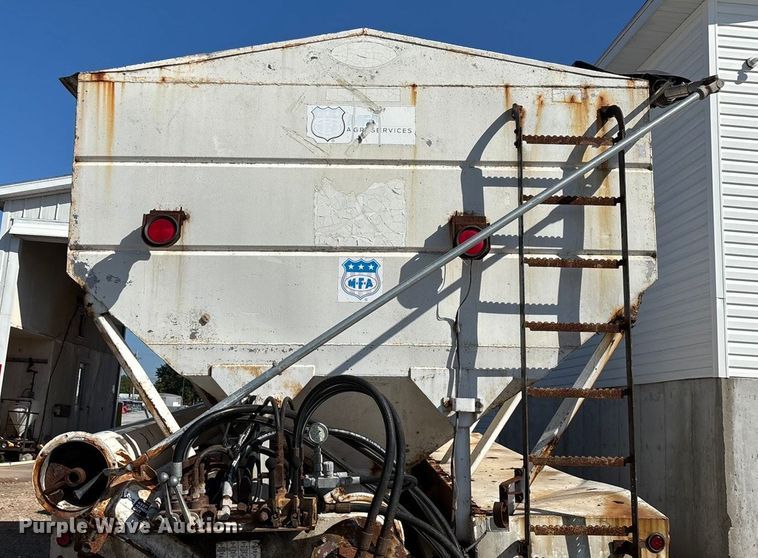 image for item ED2257 2000 Kenworth T800 fertilizer delivery truck