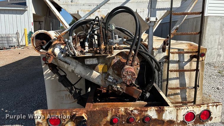 image for item ED2257 2000 Kenworth T800 fertilizer delivery truck