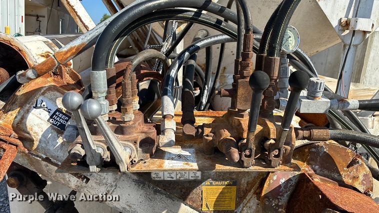 image for item ED2257 2000 Kenworth T800 fertilizer delivery truck