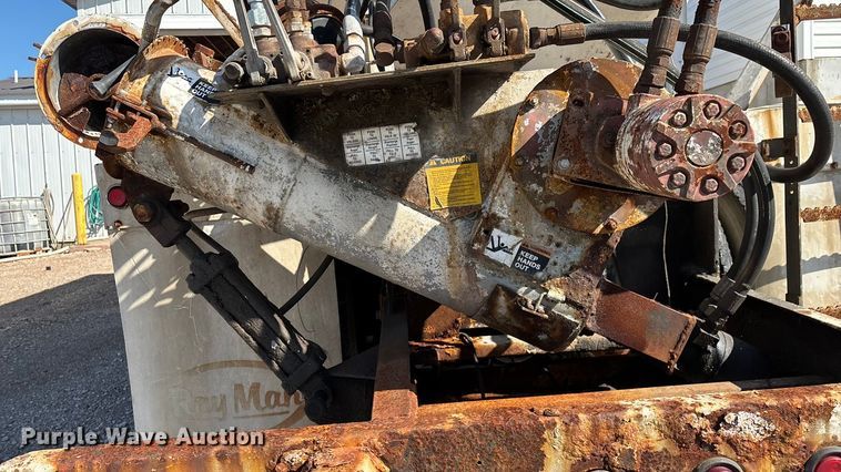 image for item ED2257 2000 Kenworth T800 fertilizer delivery truck