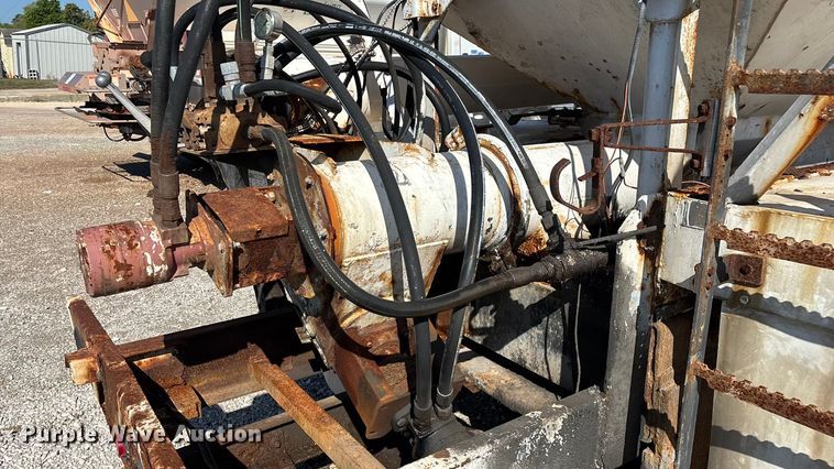 image for item ED2257 2000 Kenworth T800 fertilizer delivery truck