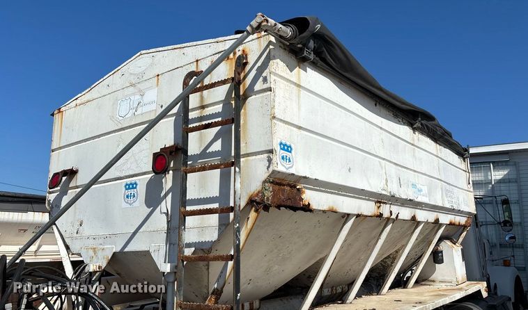 image for item ED2257 2000 Kenworth T800 fertilizer delivery truck