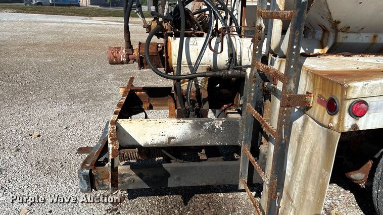 image for item ED2257 2000 Kenworth T800 fertilizer delivery truck