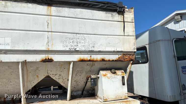 image for item ED2257 2000 Kenworth T800 fertilizer delivery truck