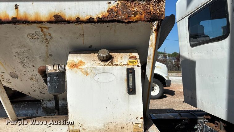 image for item ED2257 2000 Kenworth T800 fertilizer delivery truck