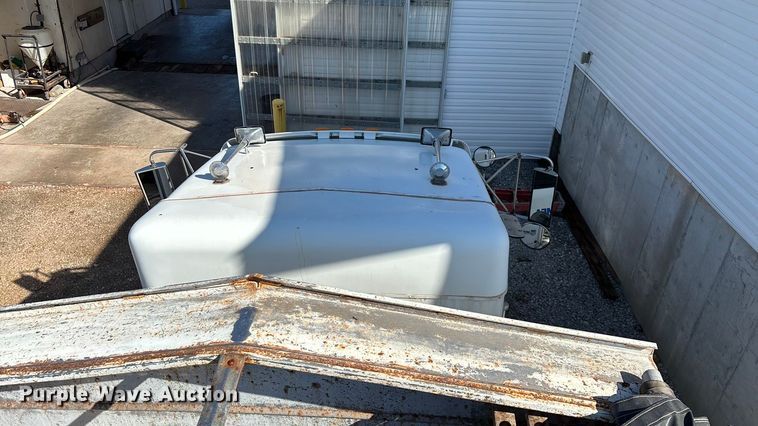 image for item ED2257 2000 Kenworth T800 fertilizer delivery truck