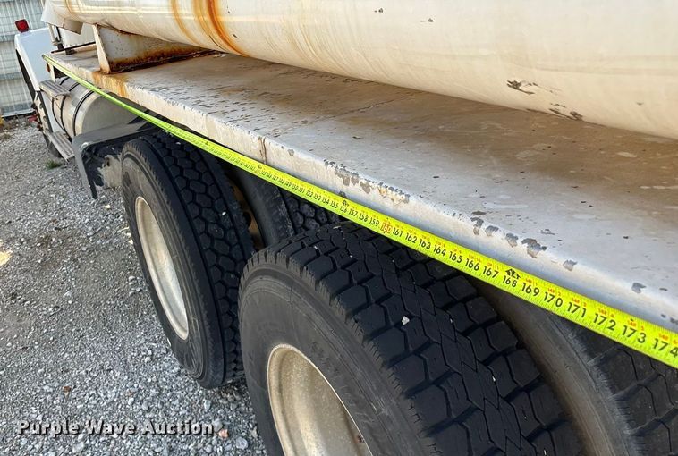 image for item ED2257 2000 Kenworth T800 fertilizer delivery truck