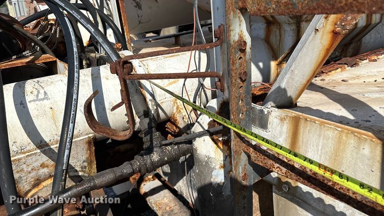 image for item ED2257 2000 Kenworth T800 fertilizer delivery truck