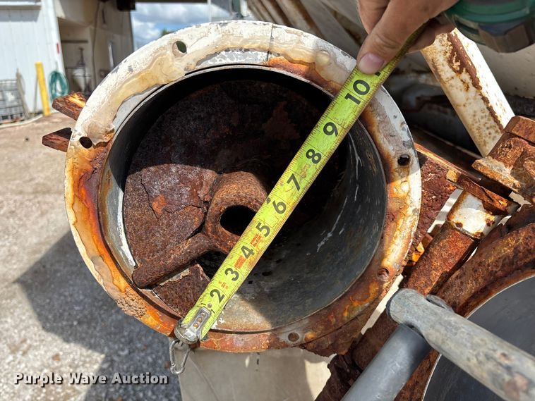 image for item ED2257 2000 Kenworth T800 fertilizer delivery truck