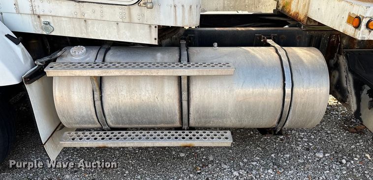 image for item ED2257 2000 Kenworth T800 fertilizer delivery truck