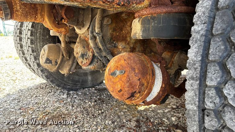 image for item ED2257 2000 Kenworth T800 fertilizer delivery truck