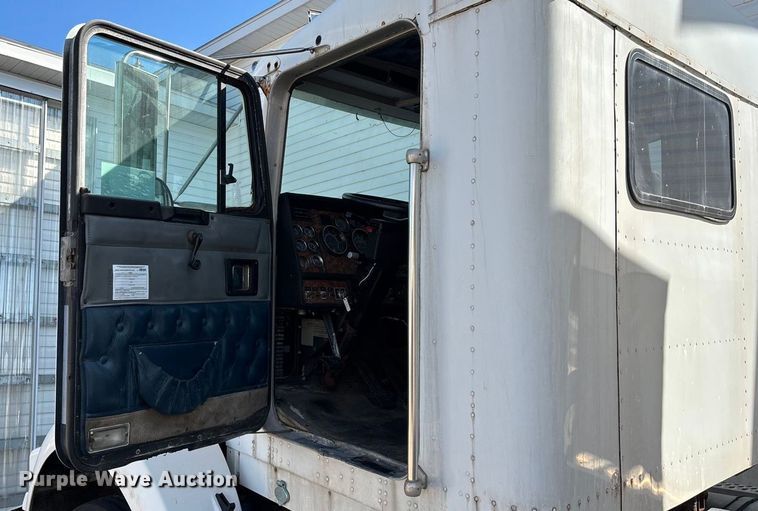 image for item ED2257 2000 Kenworth T800 fertilizer delivery truck