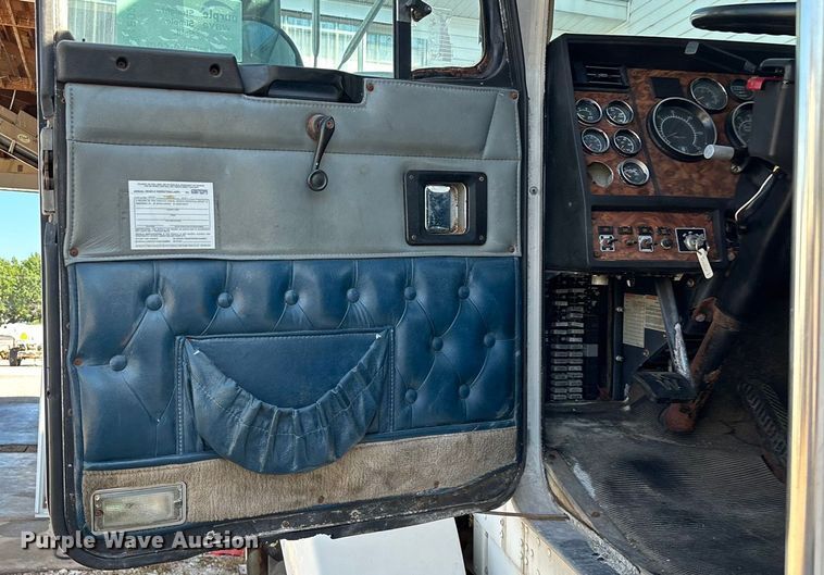 image for item ED2257 2000 Kenworth T800 fertilizer delivery truck