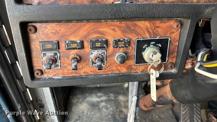 image for item ED2257 2000 Kenworth T800 fertilizer delivery truck