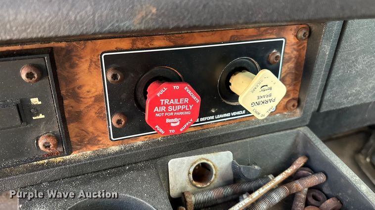 image for item ED2257 2000 Kenworth T800 fertilizer delivery truck