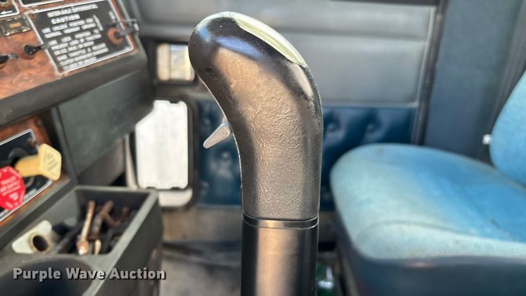 image for item ED2257 2000 Kenworth T800 fertilizer delivery truck