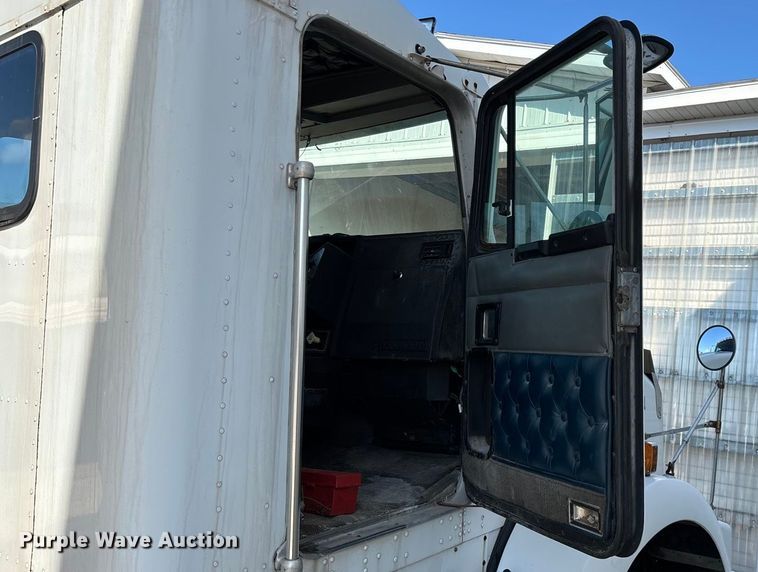 image for item ED2257 2000 Kenworth T800 fertilizer delivery truck