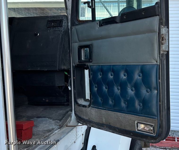 image for item ED2257 2000 Kenworth T800 fertilizer delivery truck