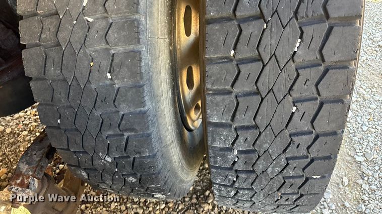 image for item ED2257 2000 Kenworth T800 fertilizer delivery truck