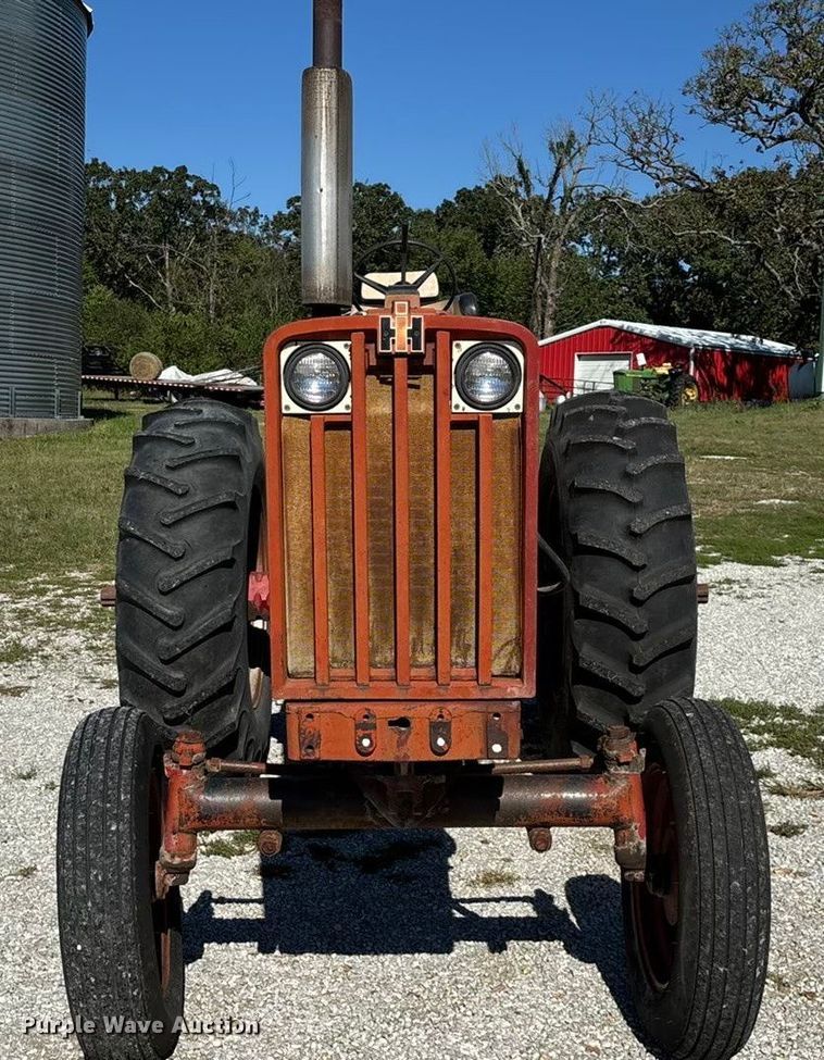 image for item EN5656 1965 International Harvester 806  tractor