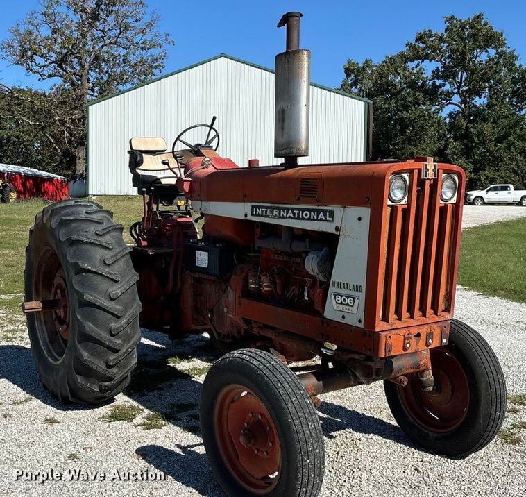 image for item EN5656 1965 International Harvester 806  tractor