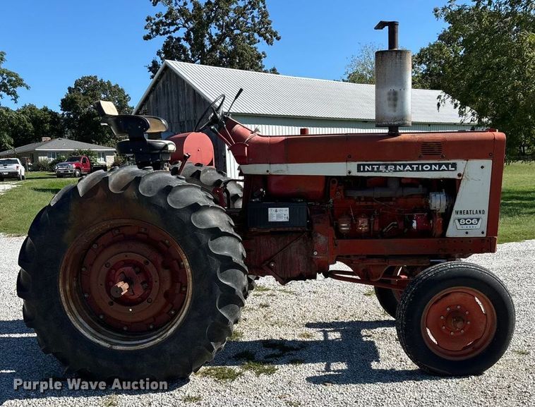 image for item EN5656 1965 International Harvester 806  tractor