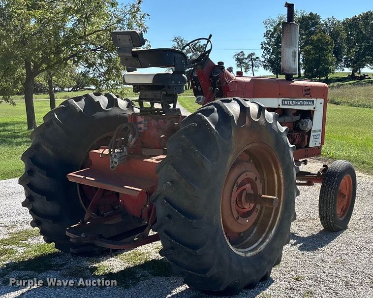 image for item EN5656 1965 International Harvester 806  tractor