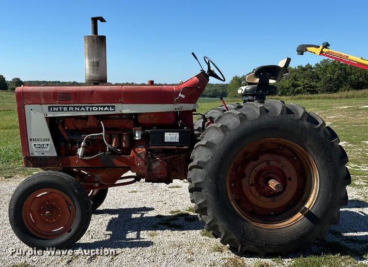 image for item EN5656 1965 International Harvester 806  tractor