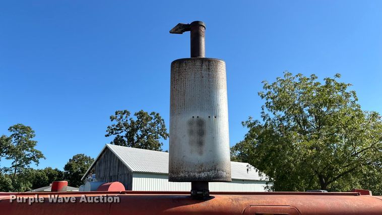 image for item EN5656 1965 International Harvester 806  tractor