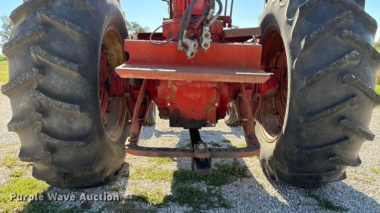 image for item EN5656 1965 International Harvester 806  tractor