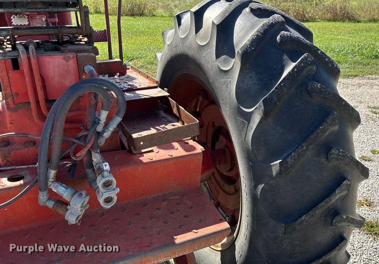 image for item EN5656 1965 International Harvester 806  tractor