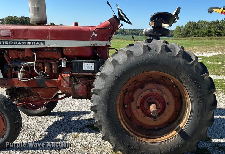 image for item EN5656 1965 International Harvester 806  tractor