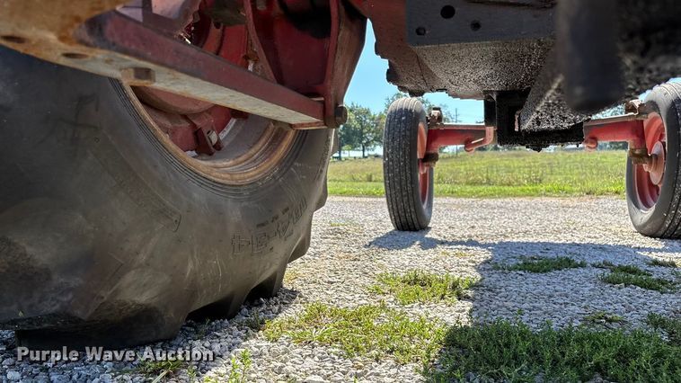 image for item EN5656 1965 International Harvester 806  tractor