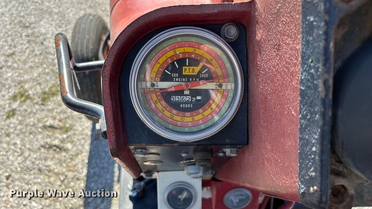 image for item EN5656 1965 International Harvester 806  tractor