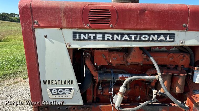 image for item EN5656 1965 International Harvester 806  tractor