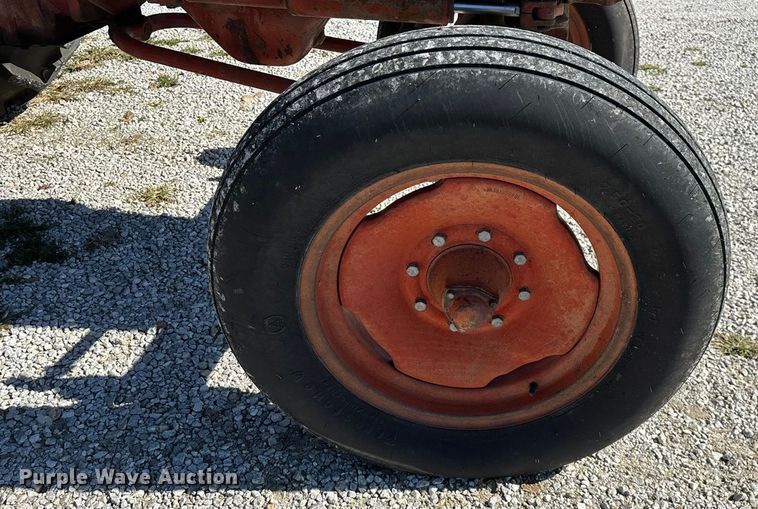 image for item EN5656 1965 International Harvester 806  tractor